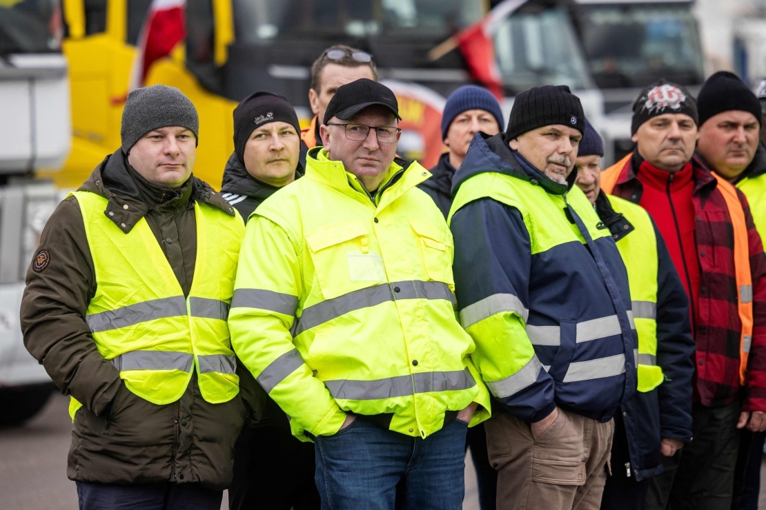 Власники польських транспортних компаній разом блокують доступ до польсько-українського прикордонного переходу у Дорогуську, Польща, 6 листопада 2023 року.