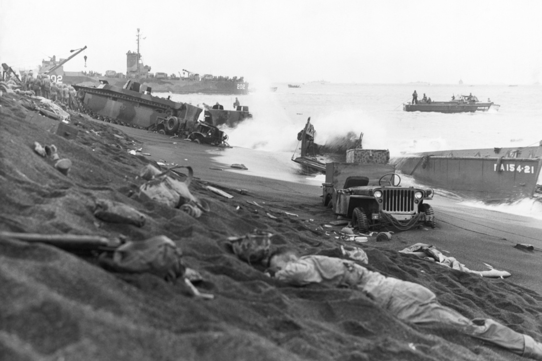Знищена техніка та загиблі американські солдати під час битви за Іводзіму, березень 1945 року.