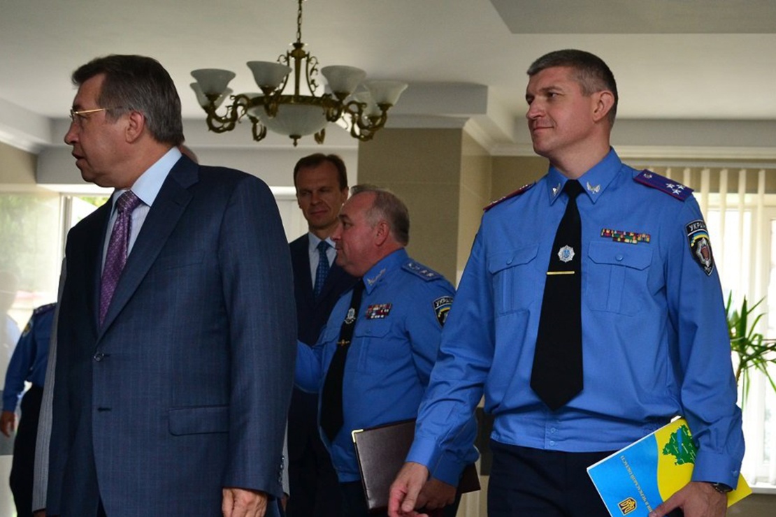 Голова окупаційної поліції Херсонщини, колаборант Володимир Ліпандін (праворуч у формі).