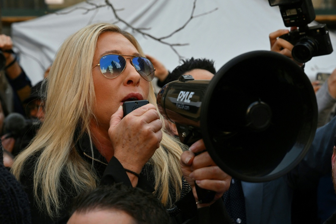 Марджорі Тейлор Ґрін на мітингу прихильників Дональда Трампа біля Офісу окружного прокурора в Нью-Йорку 4 квітня 2023 року.