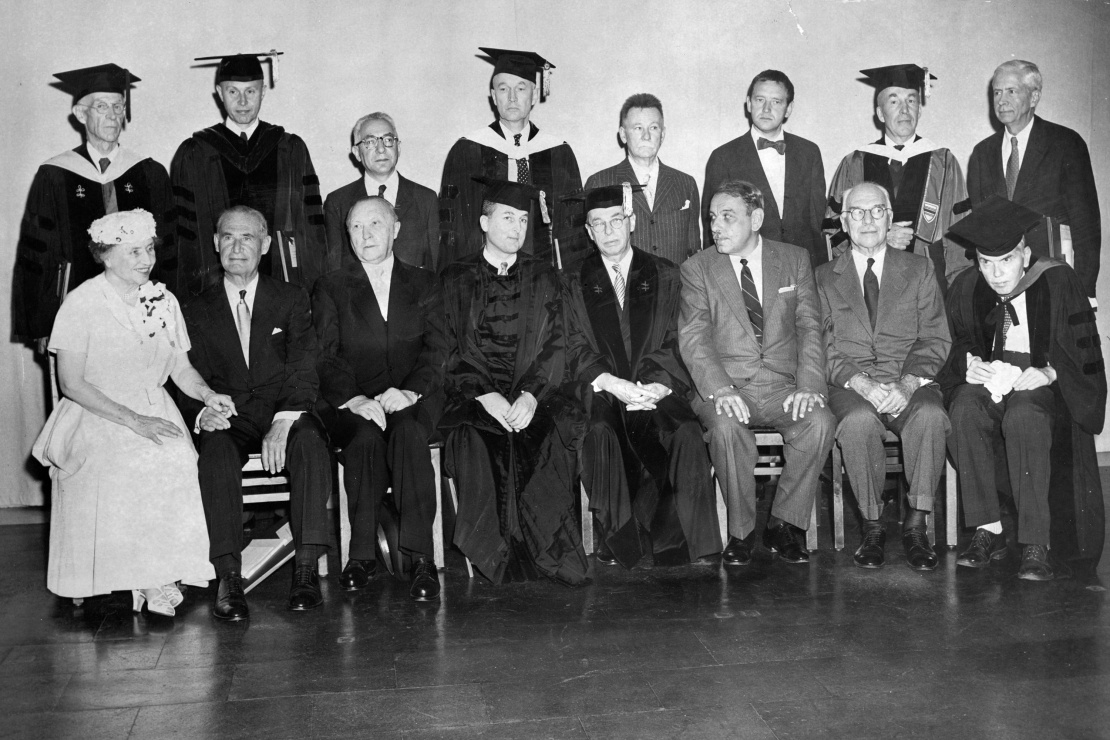 Георгій Кістяківський (стоїть другий ліворуч) серед лауреатів почесних ступенів на врученні дипломів Гарвардського університету, 16 червня 1955 року.
