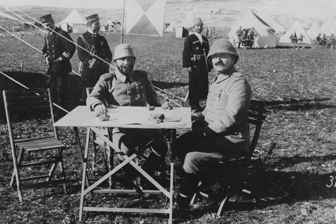 Зліва за столом — Ахмед Джемаль-паша, один з лідерів молодотурків та організаторів геноциду. 1914 рік.