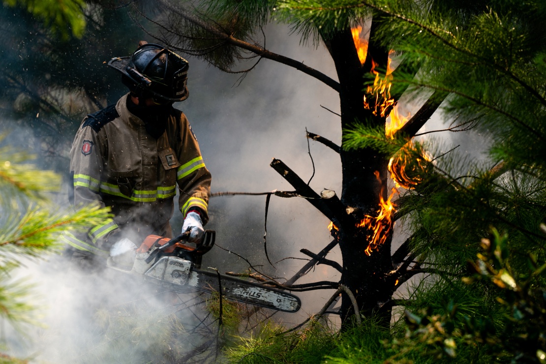 Рятувальник гасить пожежу в Санта-Хуані, Чилі, 6 лютого 2023 року.