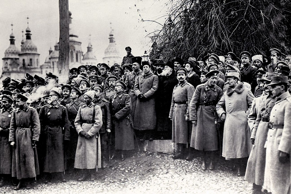 Proclamation of the Third Universal on Sofia Square in Kyiv. In the center (from left to right): Symon Petlyura, Volodymyr Vynnychenko, Mykhailo Hrushevskyi, 1917.
