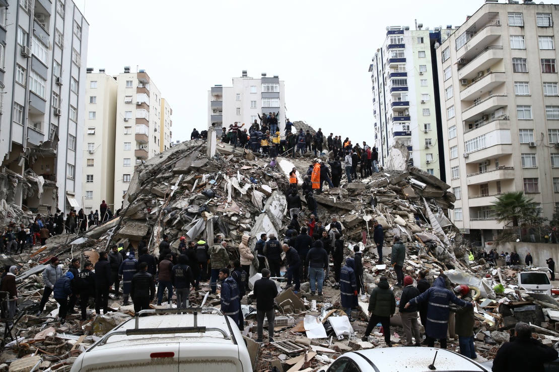 Рятувальники і прості люди розбирають завали в Адані, Туреччина, 6 лютого 2023 року.
