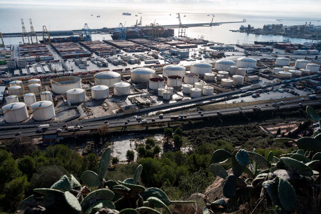 Резервуари для зберігання на терміналі зрідженого природного газу (СПГ) у порту Барселони, Іспанія, 15 грудня 2022 року.