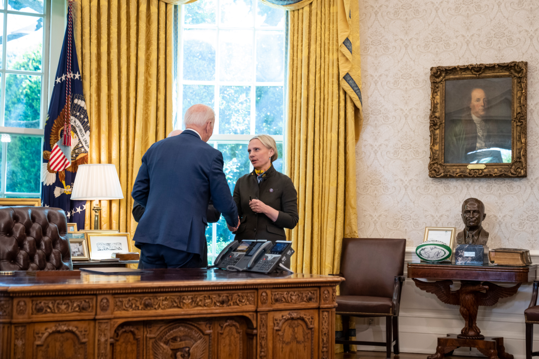 Президент США Джо Байден і Вікторія Спартц після підписання Закону про ленд-ліз в Овальному кабінеті Білого дому 9 травня 2022 року, Вашингтон, округ Колумбія.