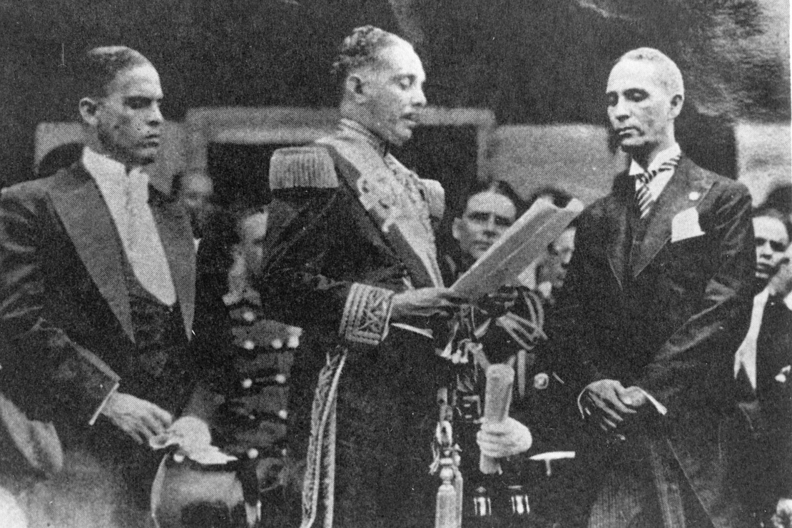 Rafael Trujillo takes the presidential oath, 1930.