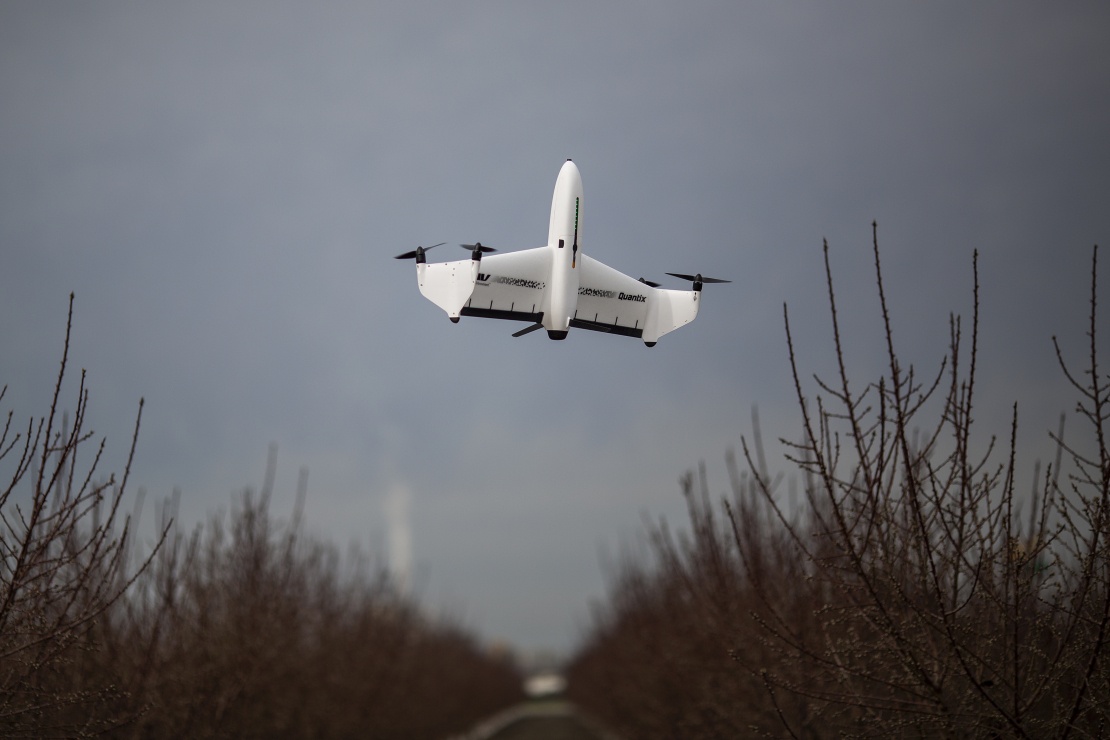 Дрон Quantix, виготовлений компанією AeroVironment, злітає під час демонстрації для адміністратора NASA Джима Брайденстайна на щорічній 52-й виставці World Ag Expo 12 лютого 2019 року в Тулейрі, Каліфорнія.