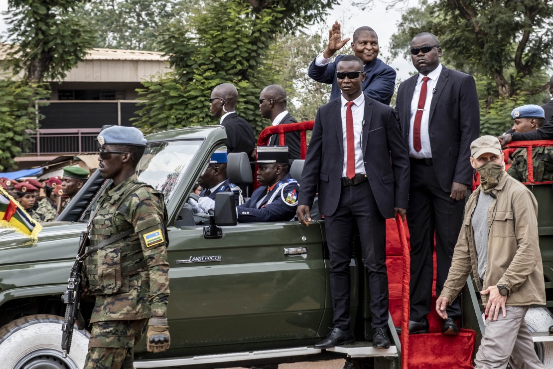 Президент ЦАР Фостеу-Аршанж Туандера вітає натовп під час військового параду, проведеного на честь 64-ї річниці незалежності Центральноафриканської Республіки, Бангі, 1 грудня 2022 року.