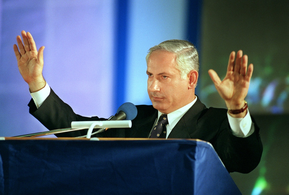 Біньямін Нетаньягу на святковій  церемонії з нагоди його обрання премʼєр-міністром Ізраїлю 2 червня 1996 року. У віці 46 років він став наймолодшим очільником країни в її історії.