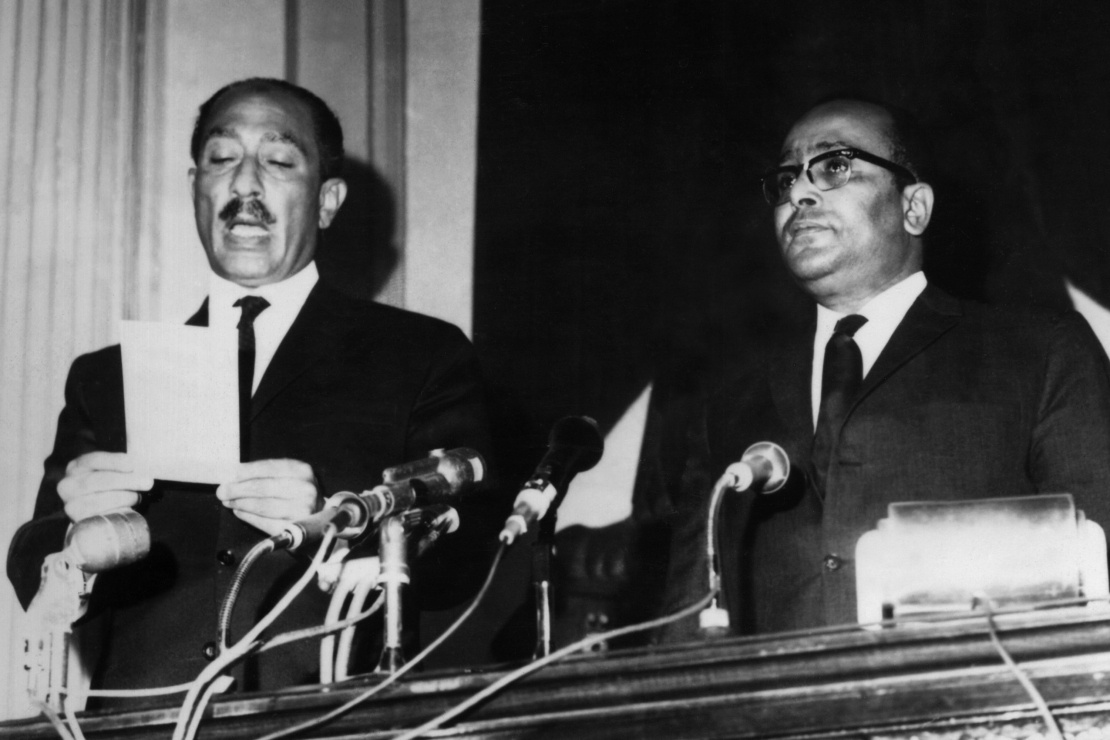 Анвар Садат (ліворуч) складає президентську присягу в Каїрі, жовтень 1970 року.
