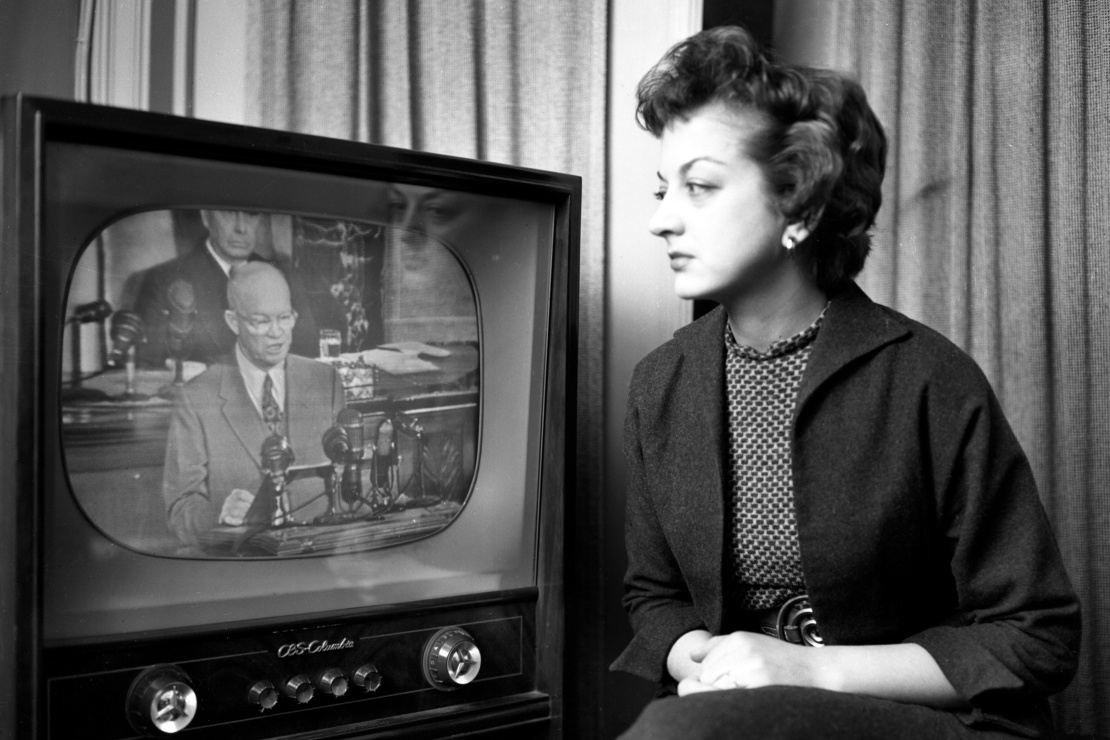 Американка спостерігає за виступом президента Двайта Ейзенхауера по телебаченню, 1954 рік.
