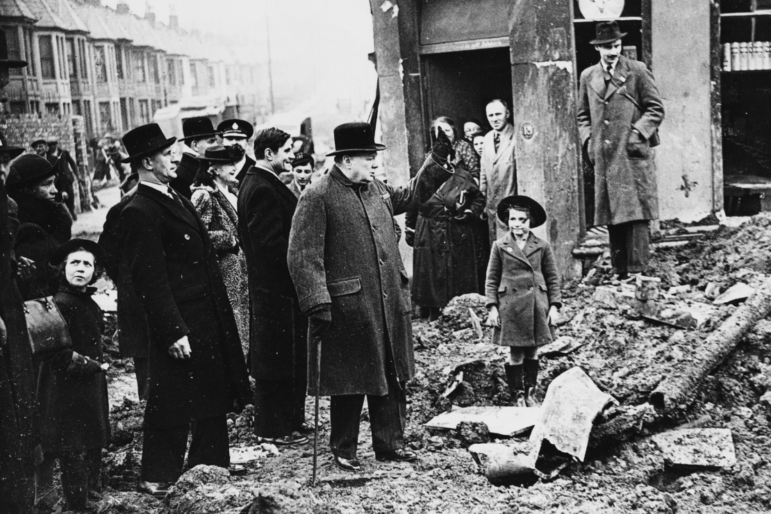 &nbsp;Британський прем’єр Вінстон Черчилль на вулицях Лондону після одного з німецьких авіаударів, 1940 рік.
