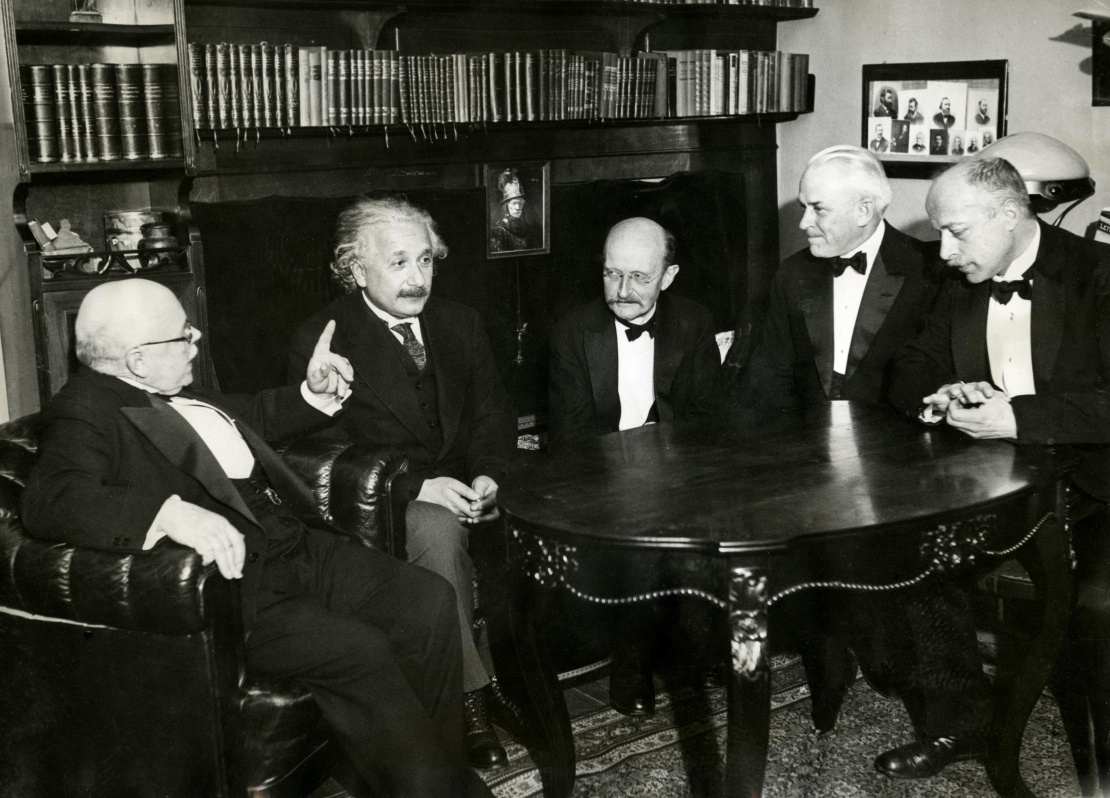 Зліва направо: Вальтер Нернст, Альберт Ейнштейн, Макс Планк, Робетр Ендрюс Міллікен і Макс фон Лауе на обіді, який влаштував фон Лауе в Берліні 11 листопада 1931 року.