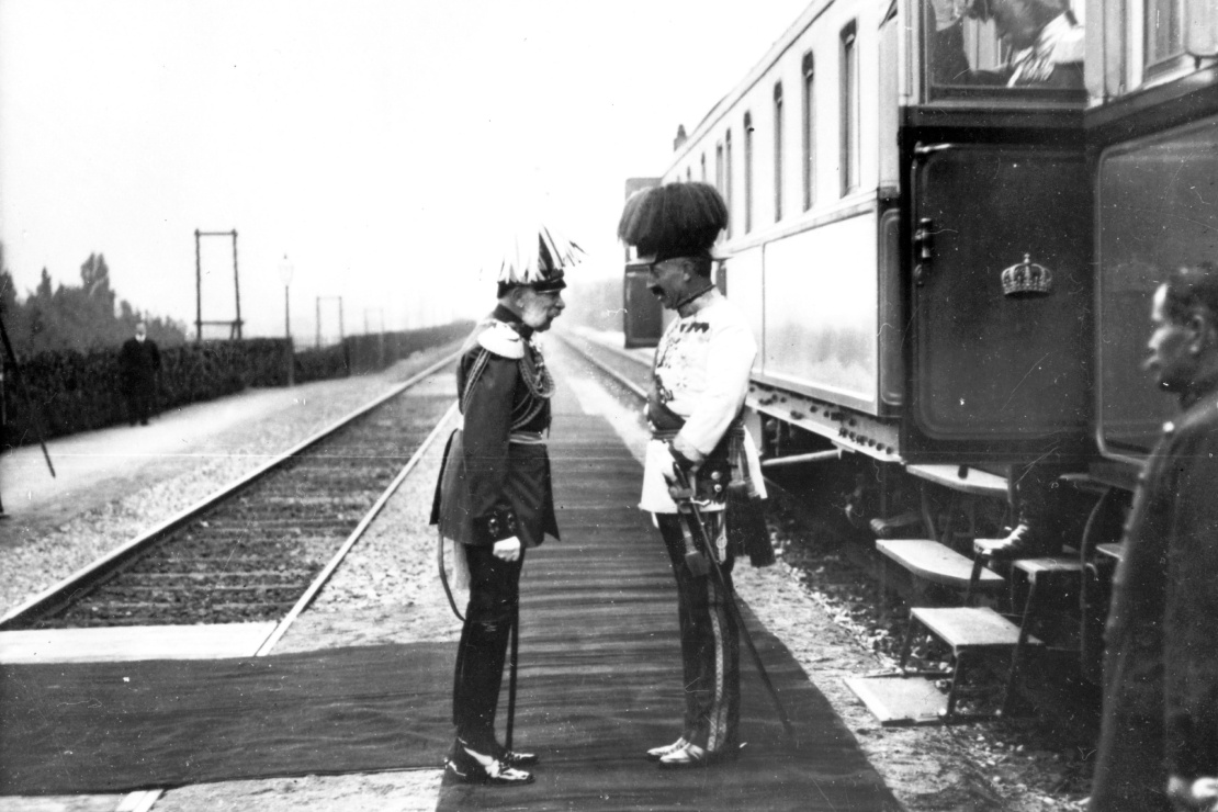 Австро-угорський імператор Франц Йосиф І (ліворуч) вітає німецького кайзера Вільгельма ІІ із прибуттям до Відня, 1910 рік.