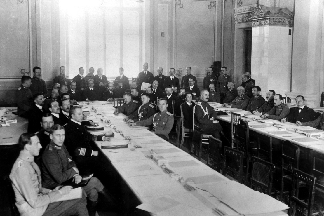 Засідання німецької, української та радянської делегацій на переговорах у Брест-Литовську, січень 1918 року. 