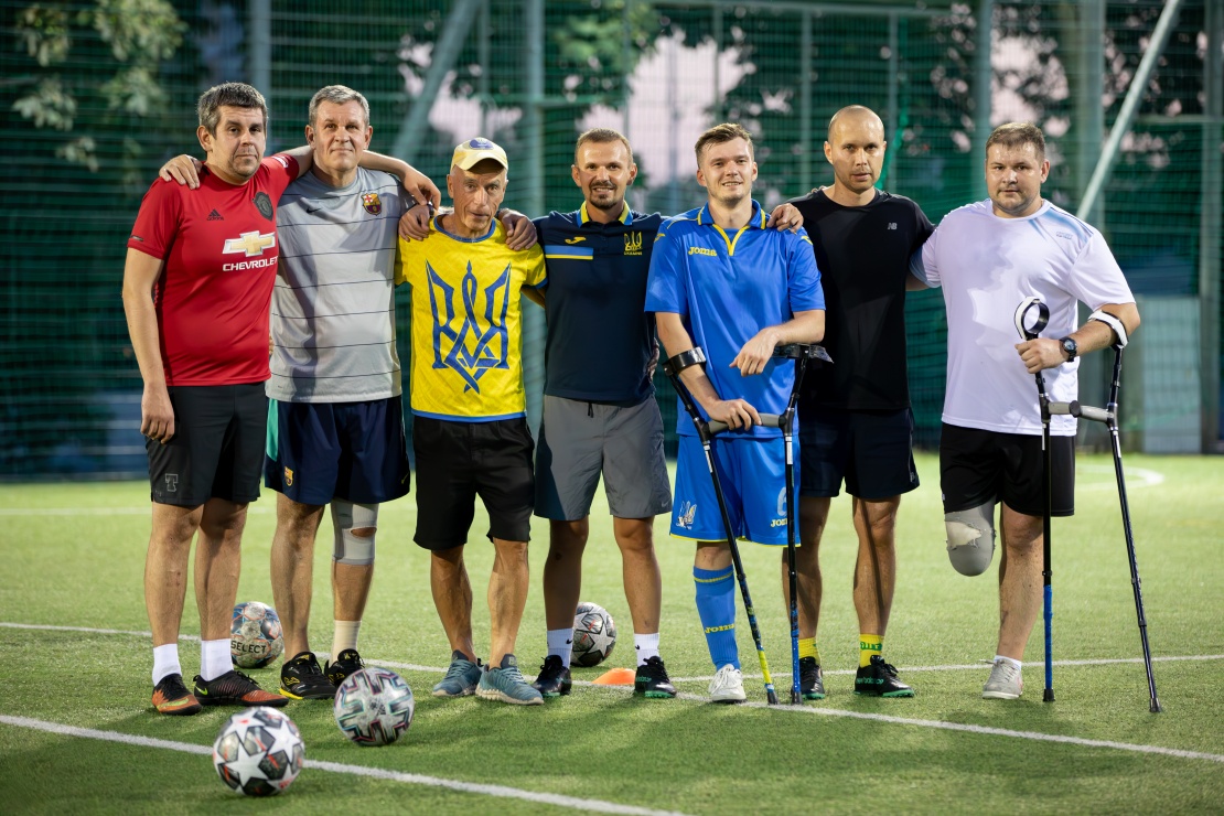 Команда футболістів разом із тренером та спортивним журналістом Валентином Щербачовим, який завітав на тренування.