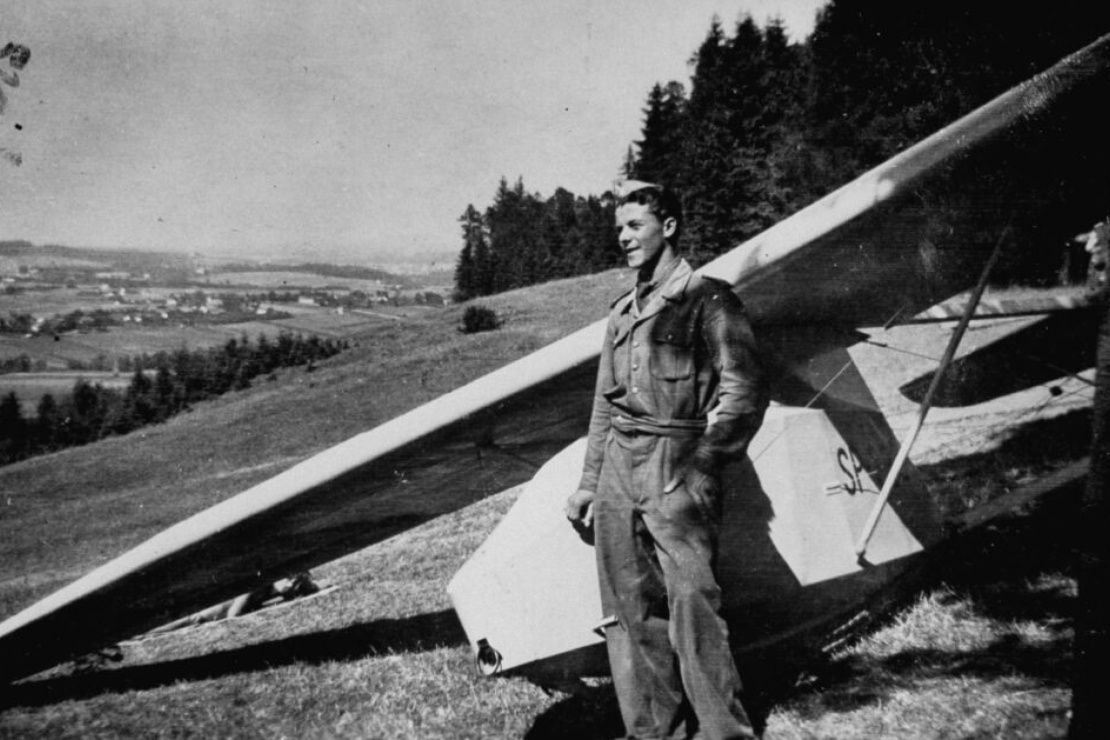 Францішек Ярецький біля тренувального планера, початок 1950-х років.