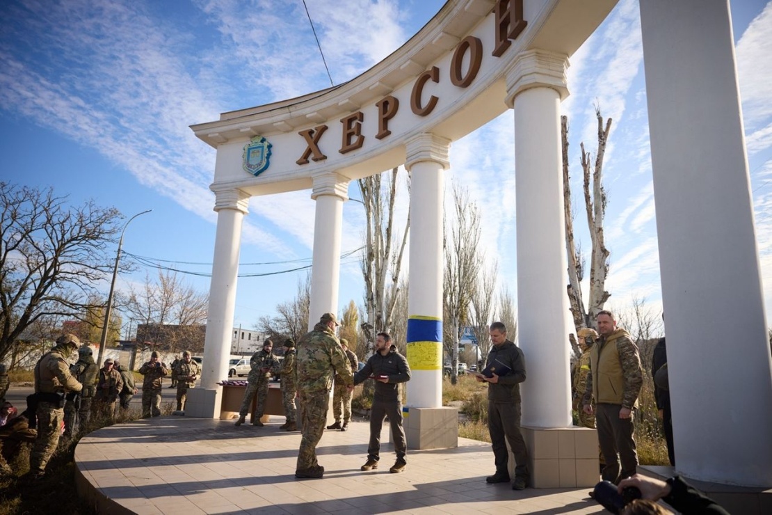 Зеленський нагороджує військових у Херсоні за кілька днів після звільнення.