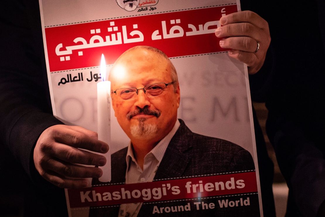 Демонстрант тримає плакат із зображенням саудівського журналіста Джамаля Хашоггі та запалену свічку під час мітингу біля консульства Саудівської Аравії у Стамбулі, 25 жовтня 2018 року.