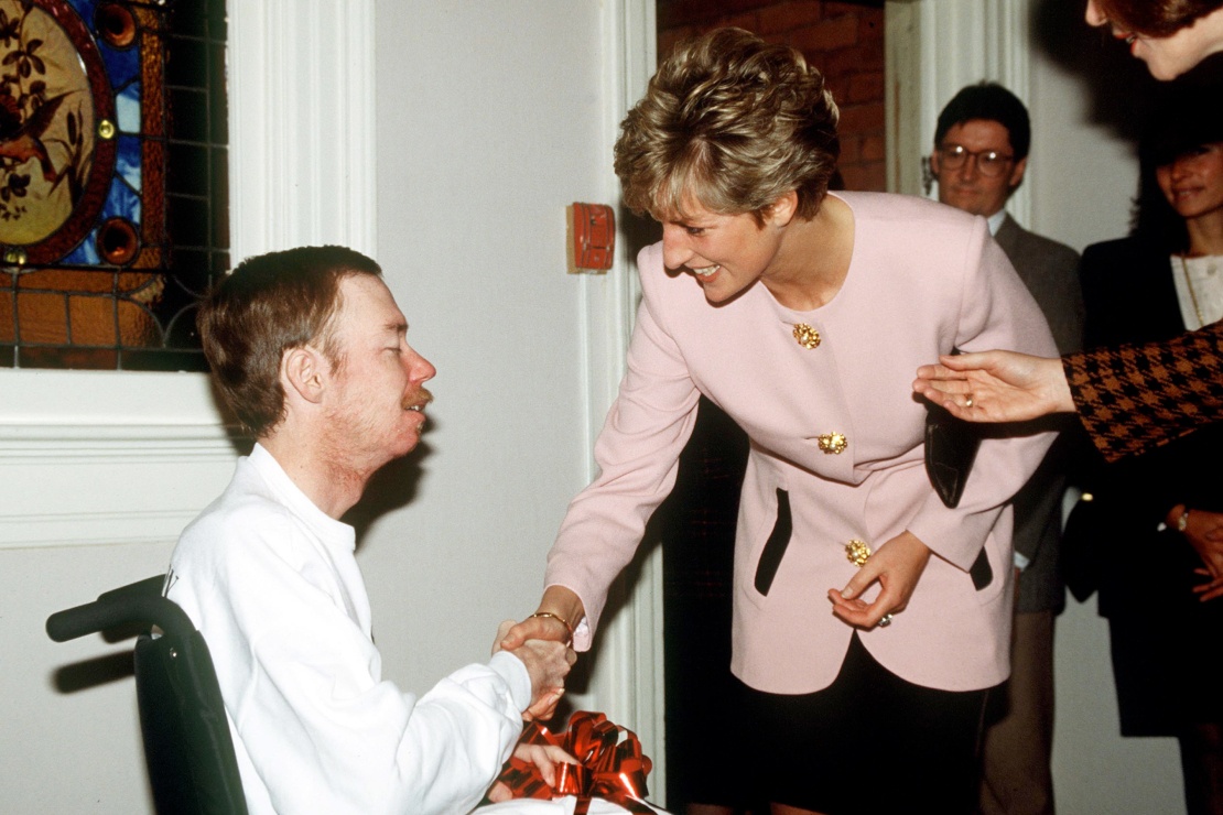 Принцеса Діана тисне руку одному з пацієнтів госпіса для хворих на СНІД у Торонто, 25 жовтня 1991 року.