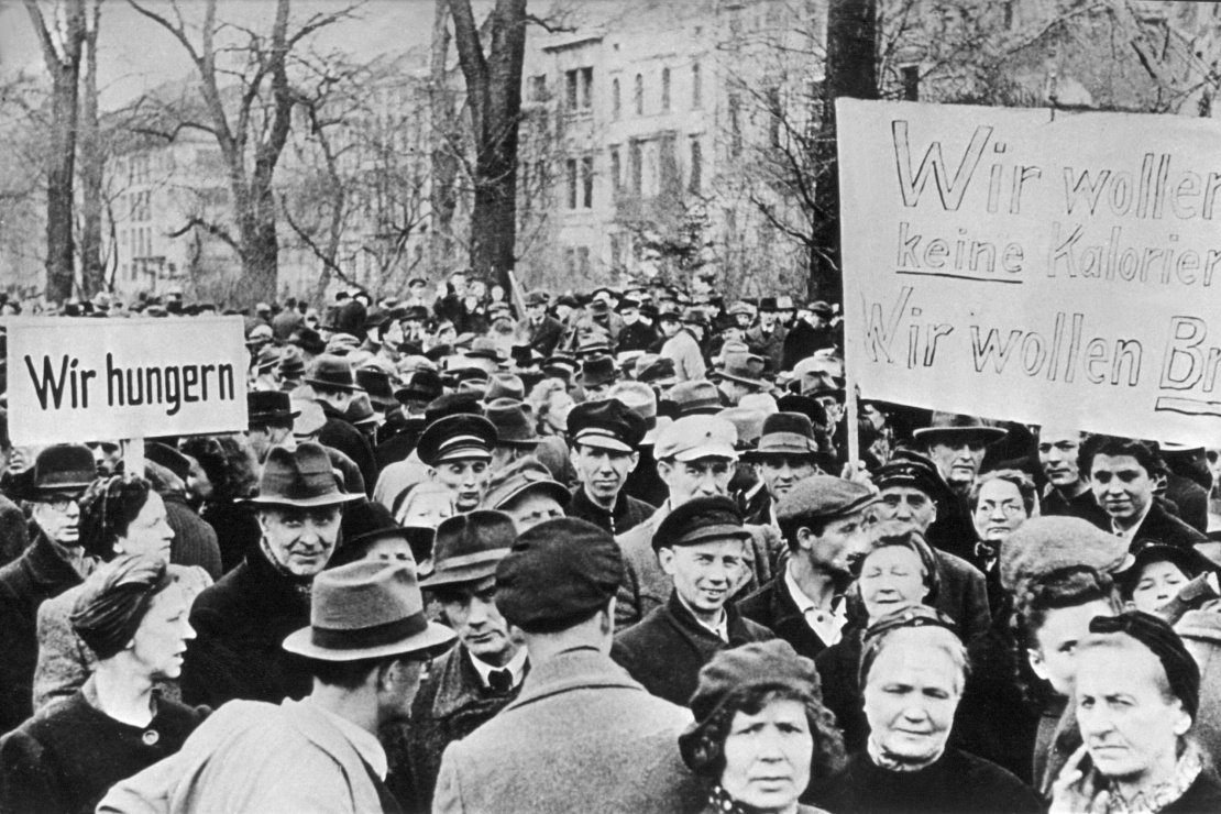 Протестувальники з плакатами «Ми голодуємо», «Ми не хочемо калорій. Ми хочемо хліба» у Дюссельдорфі, 30 березня 1947 року.