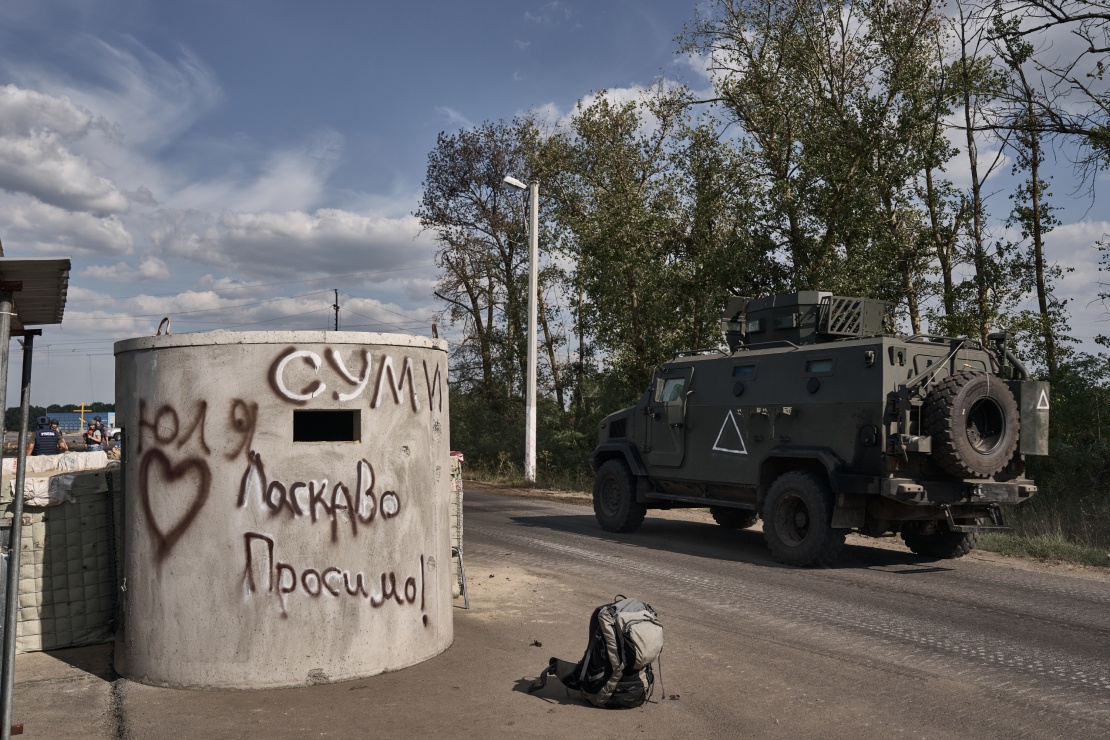 Блокпост ЗСУ в Суджі з написами українською мовою. З протилежного боку на блокпості — кілька написів «Україна».