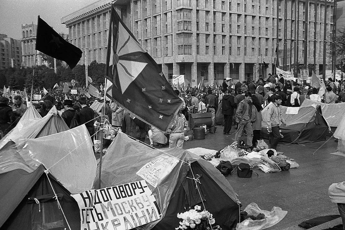 Tent camp of the participants of the Revolution on Granite on the October Revolution Square (now Maidan Nezalezhnosti Square) in Kyiv, October 1990.