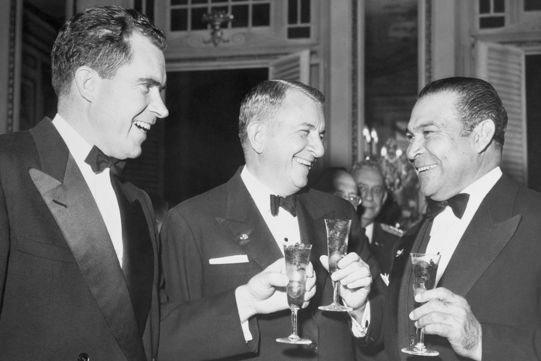 Кубинський диктатор Фульхенсіо Батиста (праворуч) і американський віцепрезидент Річард Ніксон (ліворуч) на урочистому бенкеті у Президентському палаці на Кубі, 8 лютого 1955 року.