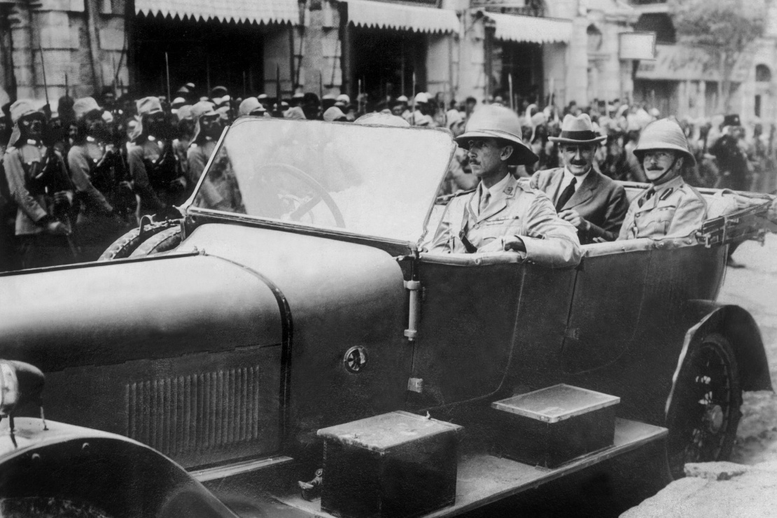 Колишній британський міністр внутрішніх справ Герберт Самуель (у капелюсі) прибуває до Єрусалиму, щоб стати першим верховним комісаром Палестини, липень 1920 року.