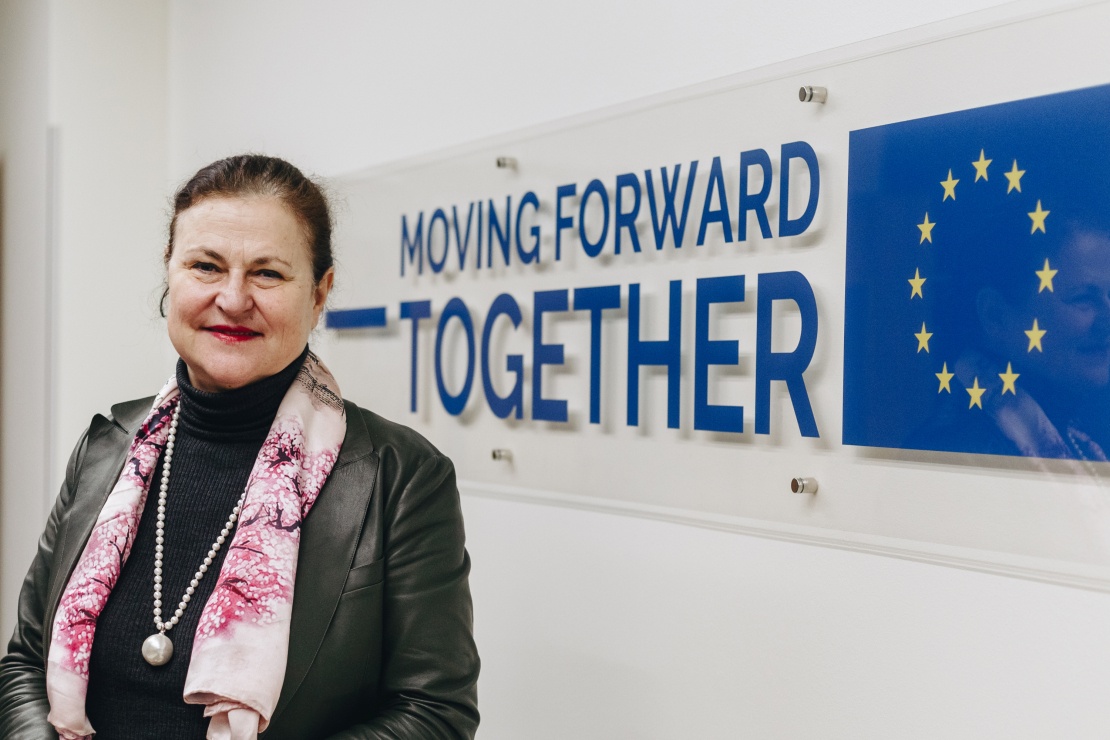 Катаріна Матернова в представництві ЄС в Україні. На стіні за нею гасло: «Рухаємося вперед разом».