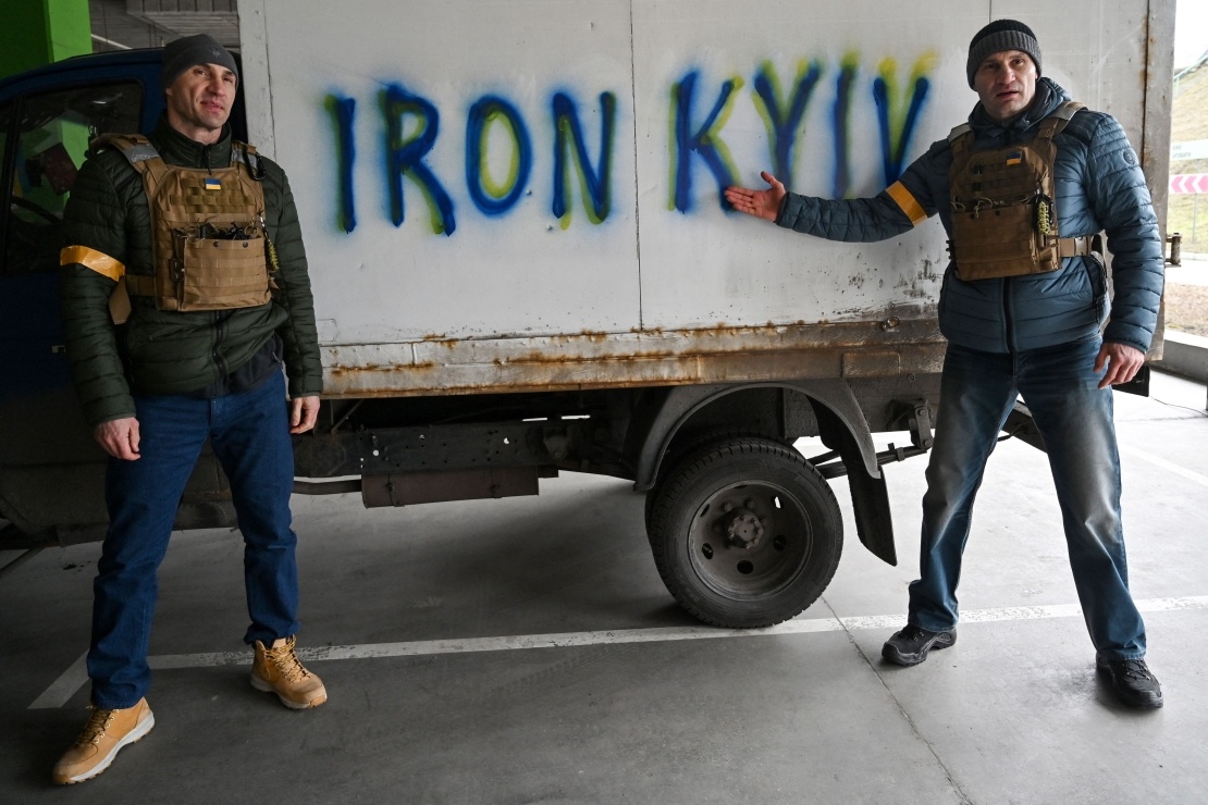 Мер Києва Віталій Кличко разом із молодшим братом Володимиром на одному з блокпостів у березні 2022 року.