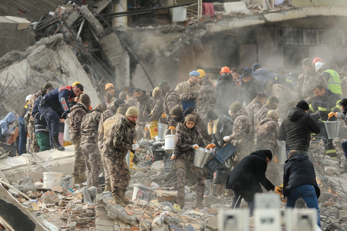 Пошуково-рятувальні роботи в Діярбакирі, Туреччина, 6 лютого 2023 року.