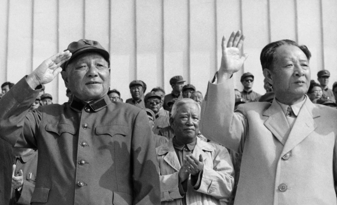 &nbsp;Лідер Китаю Ден Сяопін (ліворуч) і глава китайської Компартії Ху Яобан під час мітингу в Пекіні, 1981 рік.