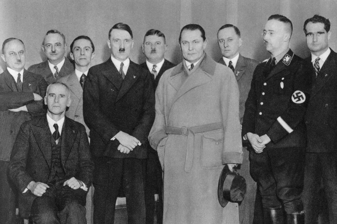 Гітлер з лідерами нацистської партії, серед яких Йозеф Геббельс, Герман Герінг, Генріх Гіммлер і Рудольф Гесс, 1930-ті роки.