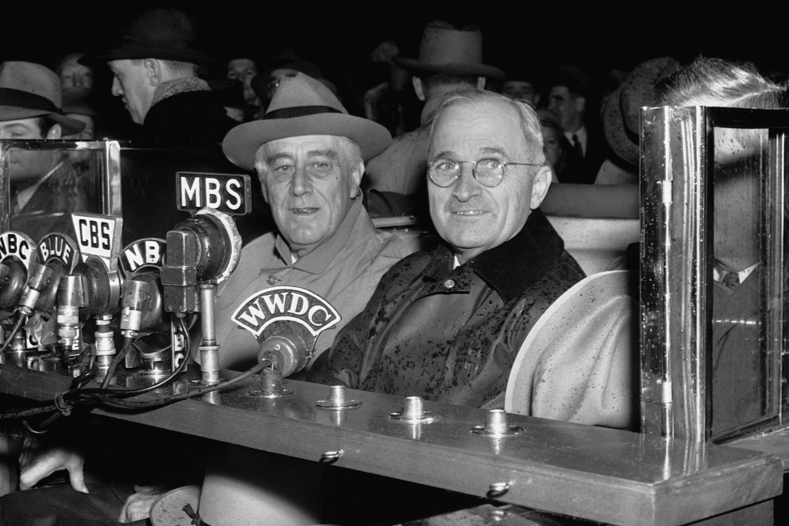 Франклін Рузвельт (ліворуч) і Гаррі Трумен дають пресконференцію після перемоги демократів на президентських виборах США, 10 листопада 1944 року.&nbsp;