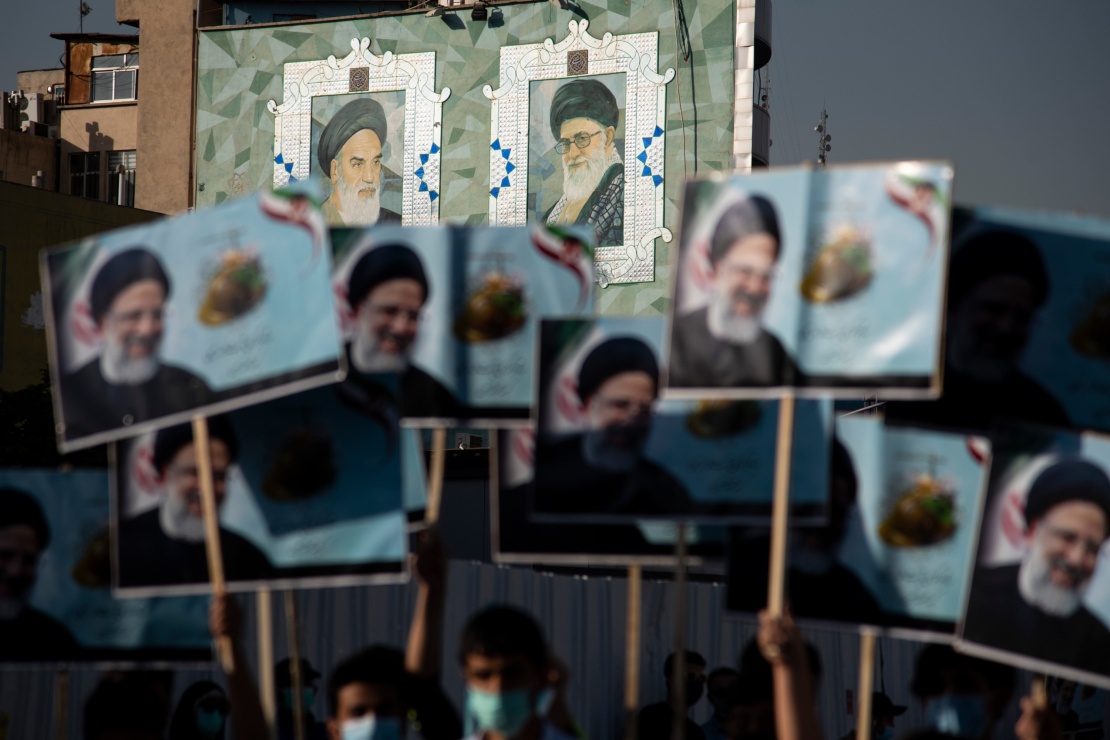 Передвиборчі плакати з Ібрагімом Раїсі на фоні портретів Рухолли Хомейні (ліворуч) та Алі Хаменеї (праворуч) під час президентських виборів  2021 року в Ірані.