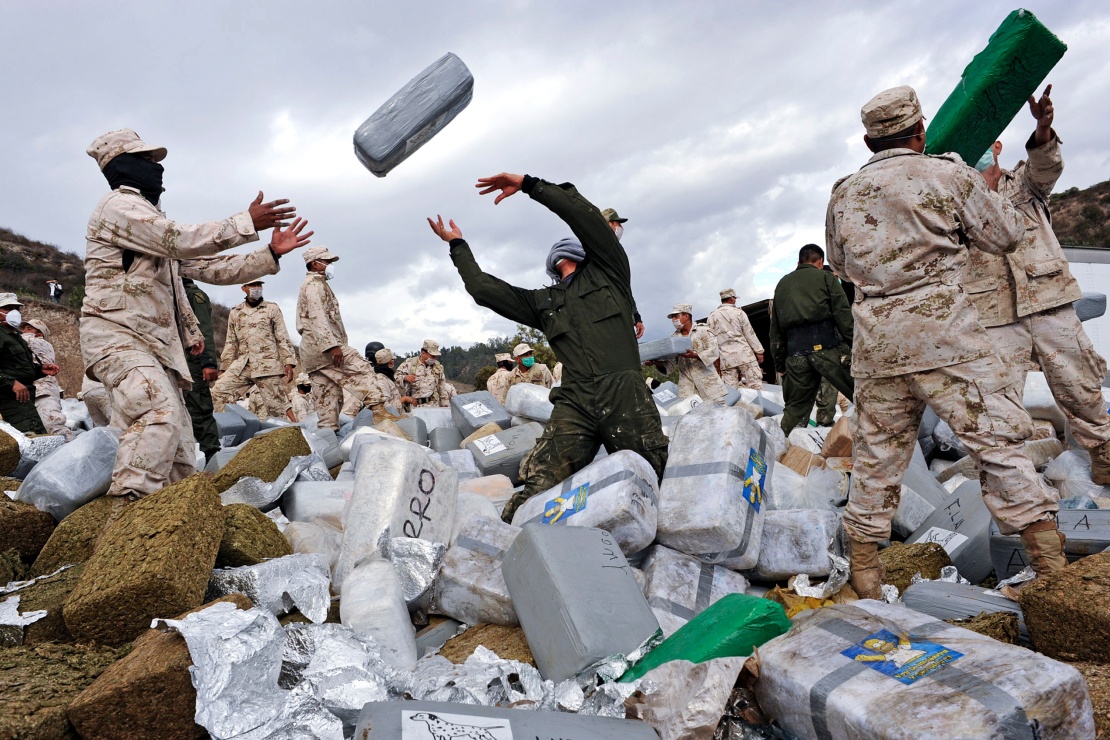 Мексиканські солдати розвантажують конфісковану марихуану після масштабного рейду на наркокартелі в жовтні 2010 року.