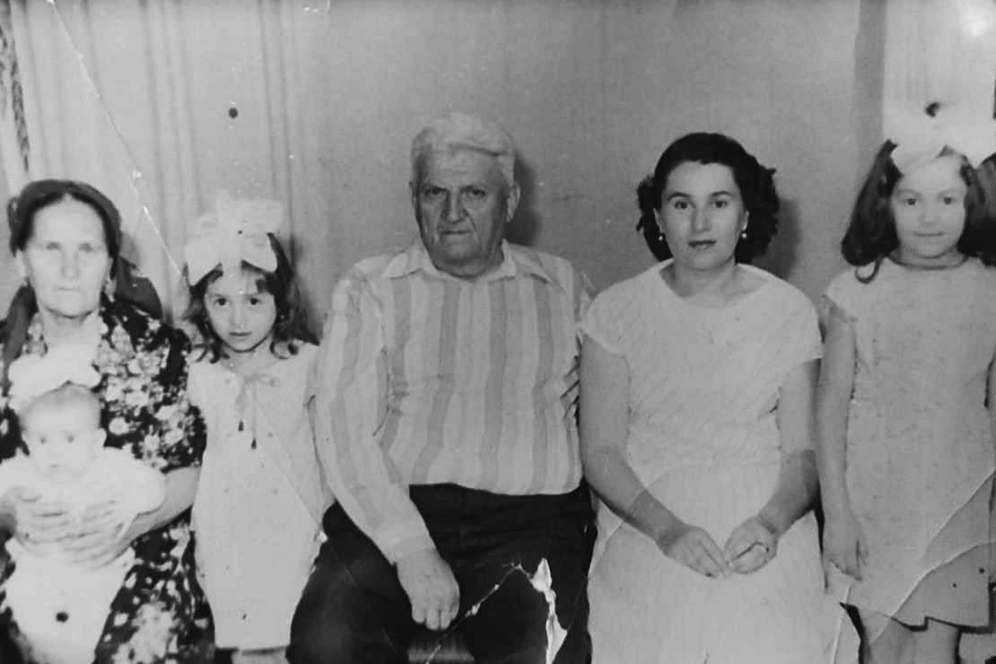 Родина Леране в Узбекистані за кілька днів до відʼїзду в Крим. Справа наліво: бабуся Медіне з немовлям Ельвірою, сестра Урьяне, дідусь Сеть-Яя, мама Мусіне, Леране. 
