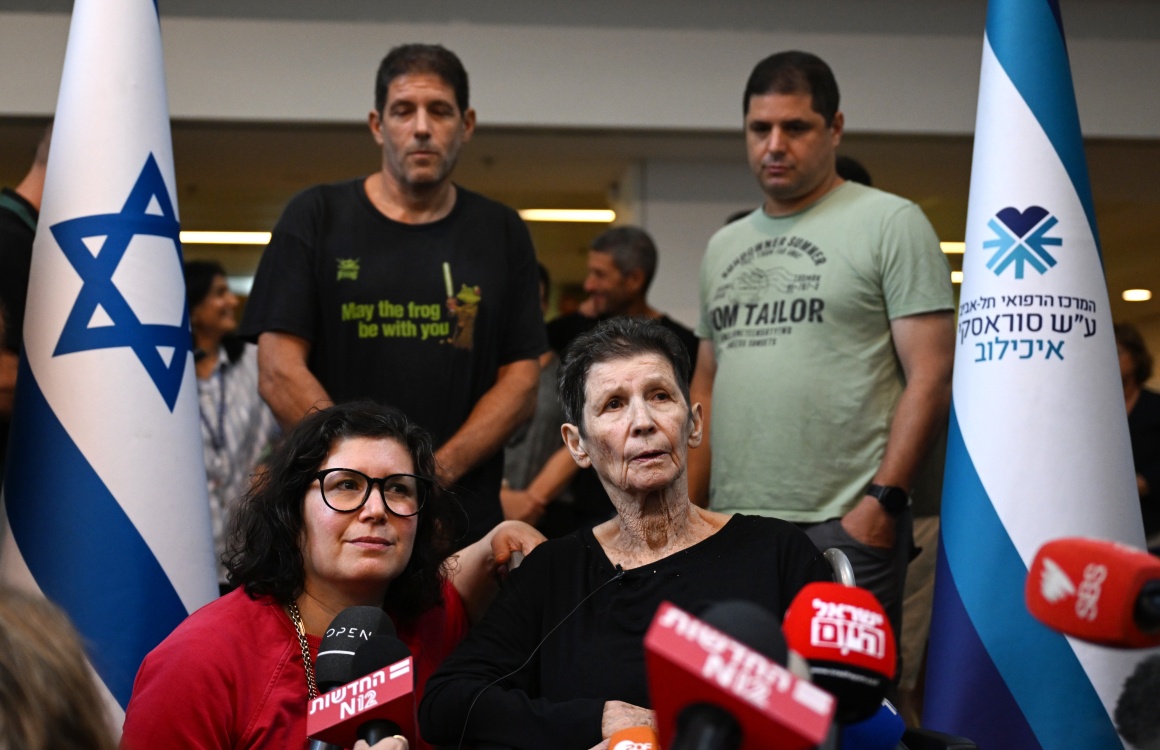 Йохевед Ліфшиц спілкується з журналістами разом зі своєю донькою Шарон Ліфшиц біля лікарні після того, як її повернули з полону. Тель-Авів, 24 жовтня 2023 року.