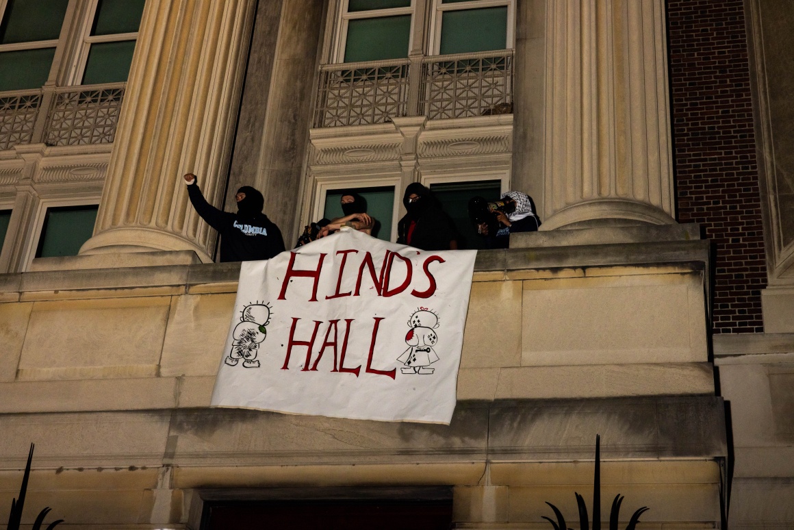 Демонстранти забарикадувалися в будівлі Гамільтон-Хол у Колумбійському університеті 30 квітня 2024 року.