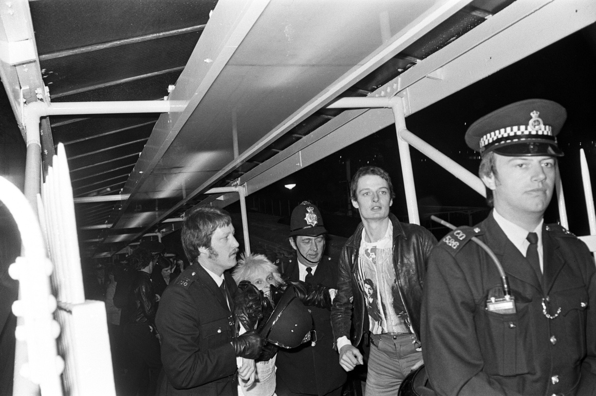 Ювілейна вечірка Sex Pistols на Темзі. Вів’єн Вествуд та інших гостей забирає поліція, 1977 рік.