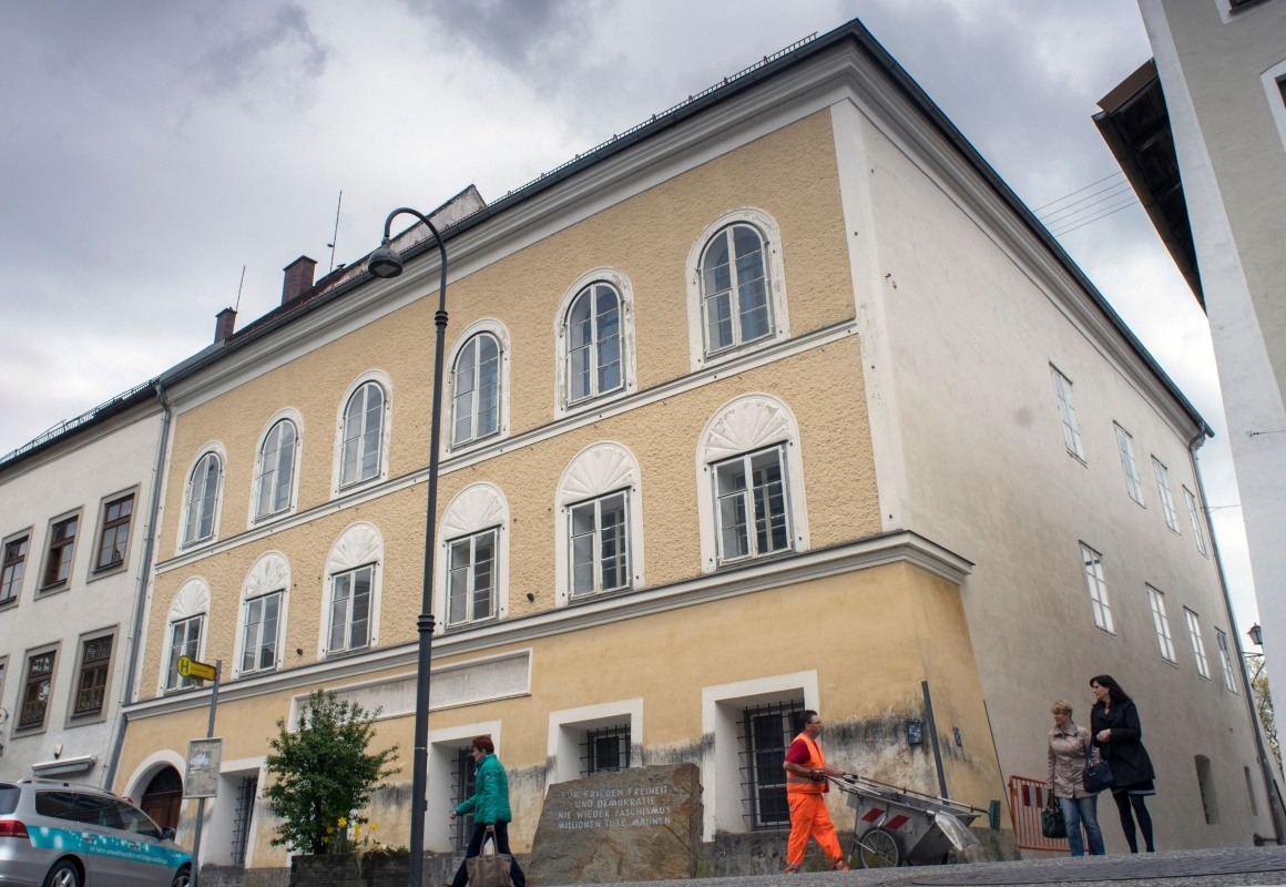 Будинок, де народився Адольф Гітлер. Місто Браунау-на-Інні, 18 квітня 2015 рік.