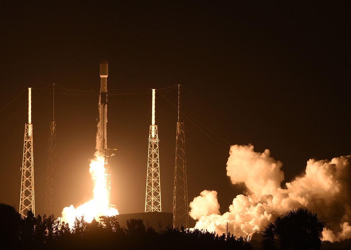 Ракета SpaceX Falcon 9 з 60 супутниками на борту стартує з майданчика на мисі Канаверал.