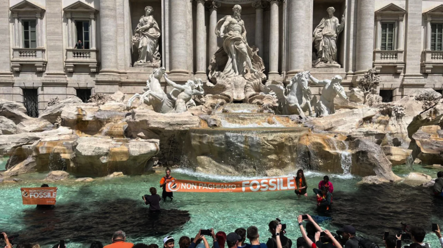 У Римі кліматичні активісти скинули вугілля у фонтан Треві У Римі кліматичні активісти скинули вугілля у фонтан Треві