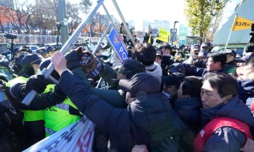 Південнокорейські фермери побилися з поліцейськими на мітингу. Вони невдоволені забороною собачого мʼяса
