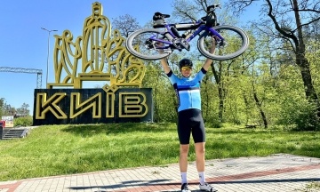 Естонський депутат приїхав з Таллінна до Києва на велосипеді. Так він збирав гроші на допомогу ЗСУ