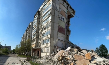Russian troops shelled Vovchansk, collapsing the entrance of a 9-story building there. Two people died