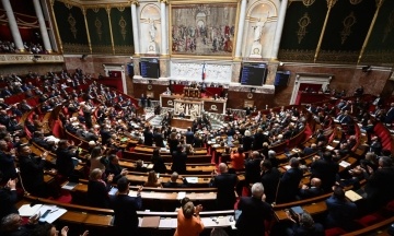 Французький уряд пережив два вотуми недовіри, подані опозицією